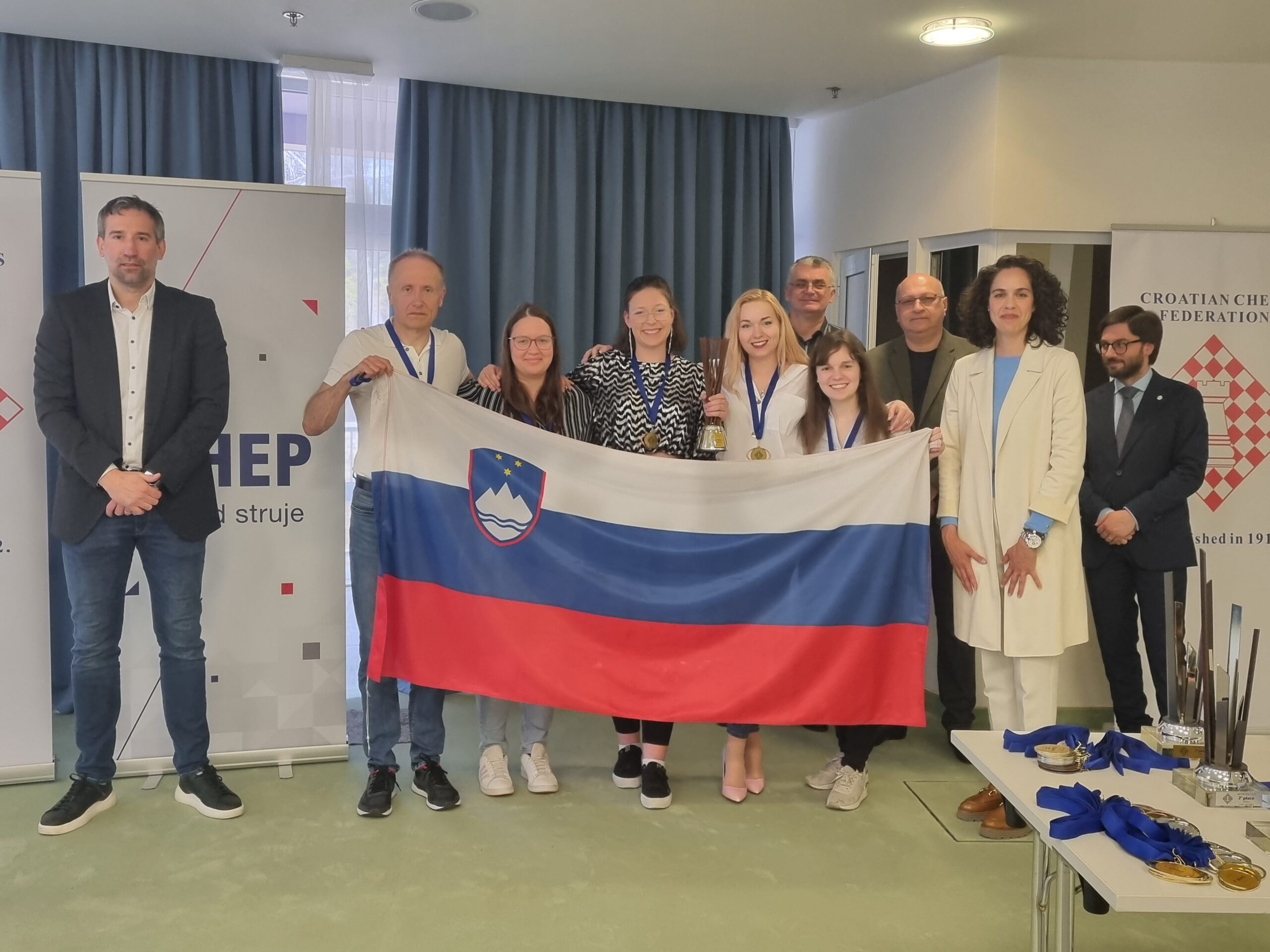 Bron in naziv v Slovenijo